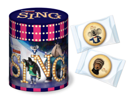 映画『SING』とのコラボカフェにて限定グッズを販売